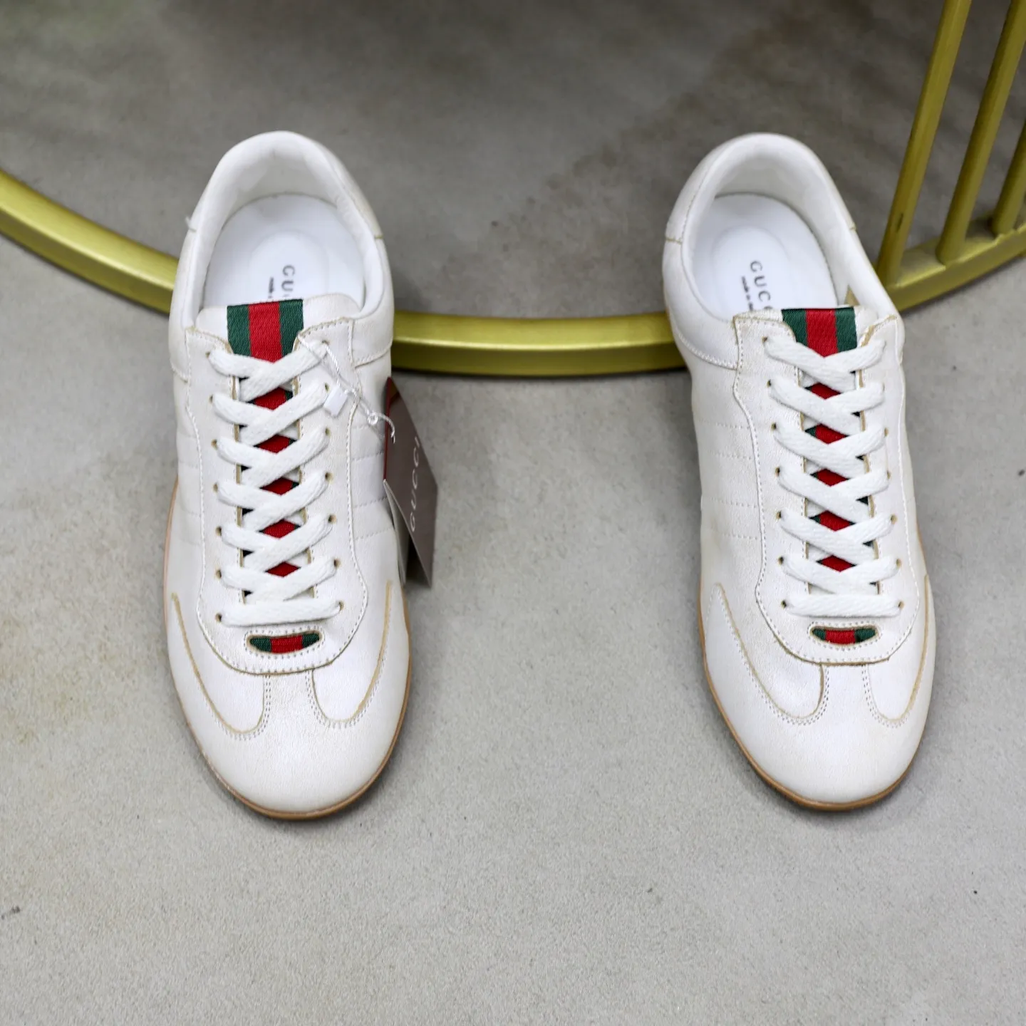 Ex-factory price: 580💰💰Gucci Shift series couple's sports shoes ❗❗ The Gucci Shift series is newly launched, with a lightweight design that reinterprets sports style. The neat silhouette adds a sense of freedom and exudes sophistication when moving. The webbing detail runs like an endless ribbon throughout the design, and the side seam details add a finishing touch. ❗Original development ❗Washed effect cowhide upper ❗Two-color Tpu outsole ❗Size: Female 35-41 Male 39-45